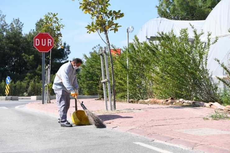 Yerde Bulduğu Türk Bayrağını Süpürgesine Takarak İşine Devam Etti