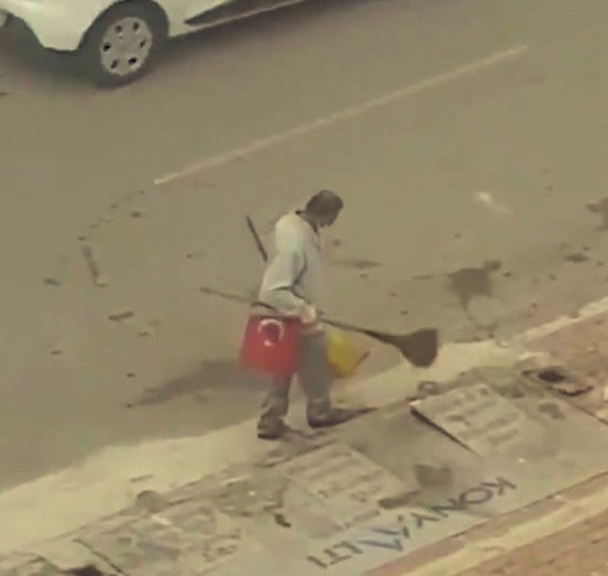 Yerde Bulduğu Türk Bayrağını Süpürgesine Takarak İşine Devam Etti