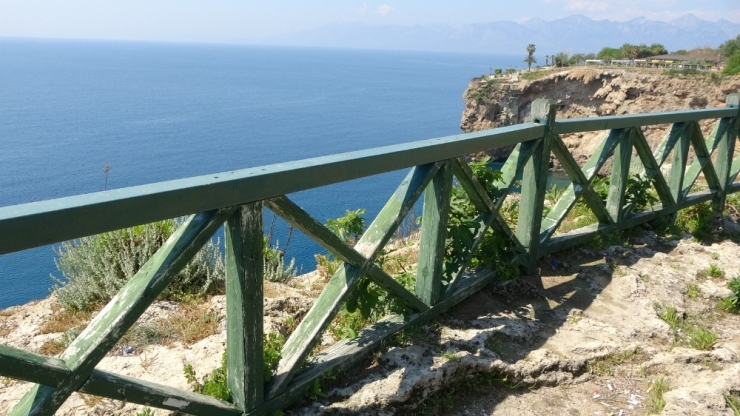 Falezlerde Fotoğraf Çektirmek İsterken Düşerek Ölen Kazak Kadın Polis Çıktı