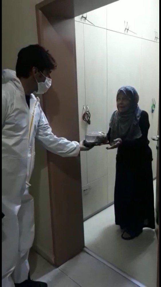 Karantinada Doğum Günü Sürprizi