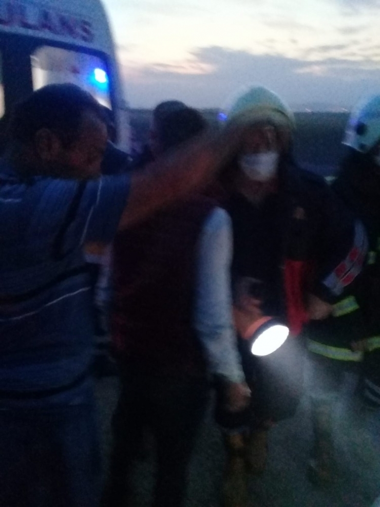 Baba İle Oğlu Devrilen Traktörün Altında Yaralı Kurtuldu