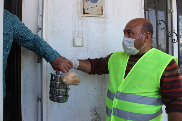 Burhaniye’de Her Gün 250 Haneye Sıcak Yemek Gidiyor