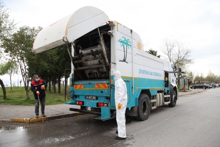 Başiskele’de Çöp Konteynerleri Yıkanarak Dezenfekte Ediliyor
