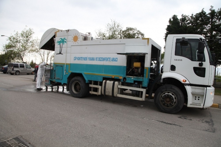 Başiskele’de Çöp Konteynerleri Yıkanarak Dezenfekte Ediliyor