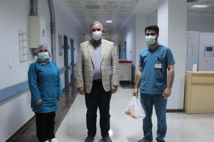 Turalı’dan Sağlık Ve Emniyet Mensuplarına Moral Ziyareti