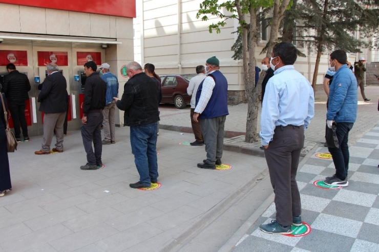 Belediye Sosyal Mesafeye Etiketli Çözüm