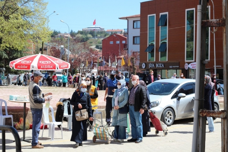 Ramazan Ayında Kurulan İlk Pazarda Uzun Kuyruklar Oluştu