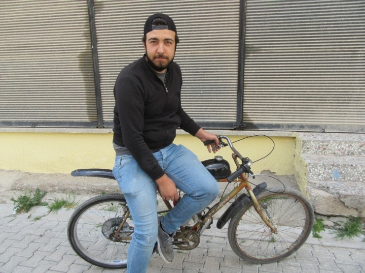 Bisikletini Motosiklete Çevirdi, Toplu Taşıma Araçlarına Binmekten Kurtuldu