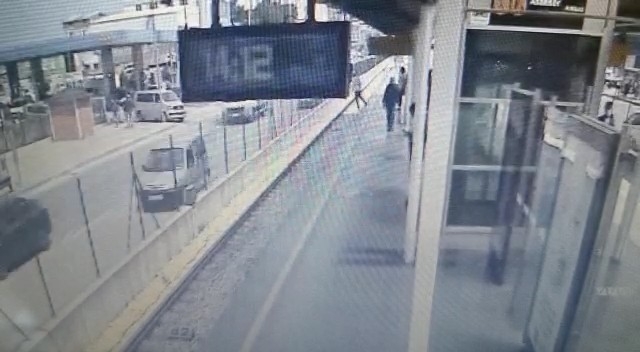 Fenalaşıp Rayların Üzerine Düşen Genç Hayatını Kaybetti...o Anlar Kamerada