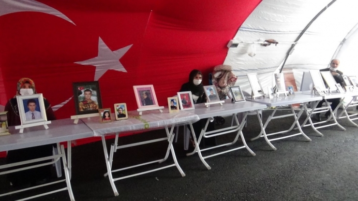 Hdp Önündeki Ailelerin Evlat Nöbeti 239’uncu Günde