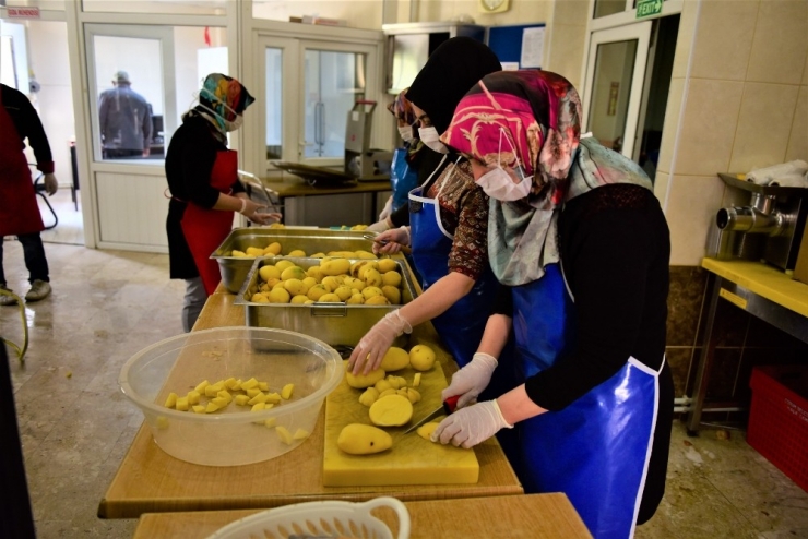 Çorum Belediyesi’nden 2 Bin Aileye Sıcak Yemek