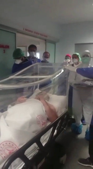26 Gün Sonra Yoğun Bakımdan Alkışlarla Çıkarıldı