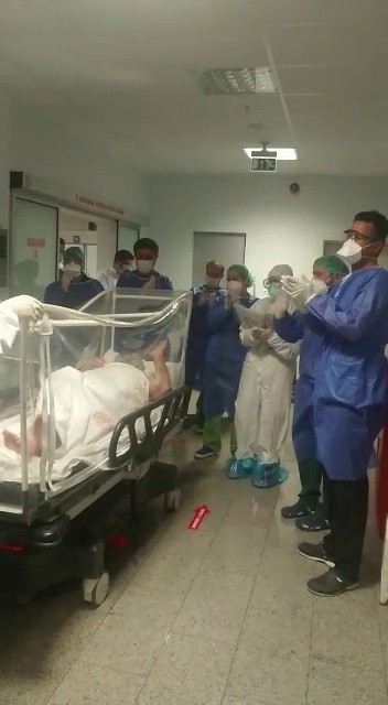 26 Gün Sonra Yoğun Bakımdan Alkışlarla Çıkarıldı