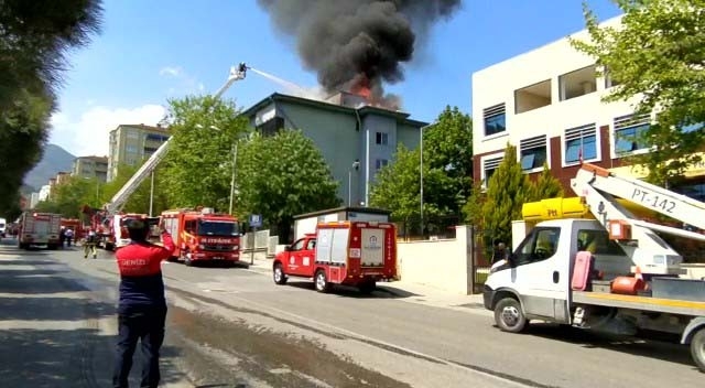 112 İstasyonu İle Telekomünikasyon Şirketinin Bulunduğu Bina Alevlere Teslim Oldu