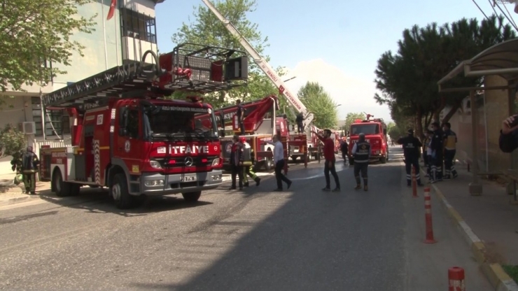 112 İstasyonu İle Telekomünikasyon Şirketinin Binasındaki Yangın 2 Saatte Kontrol Altına Alındı