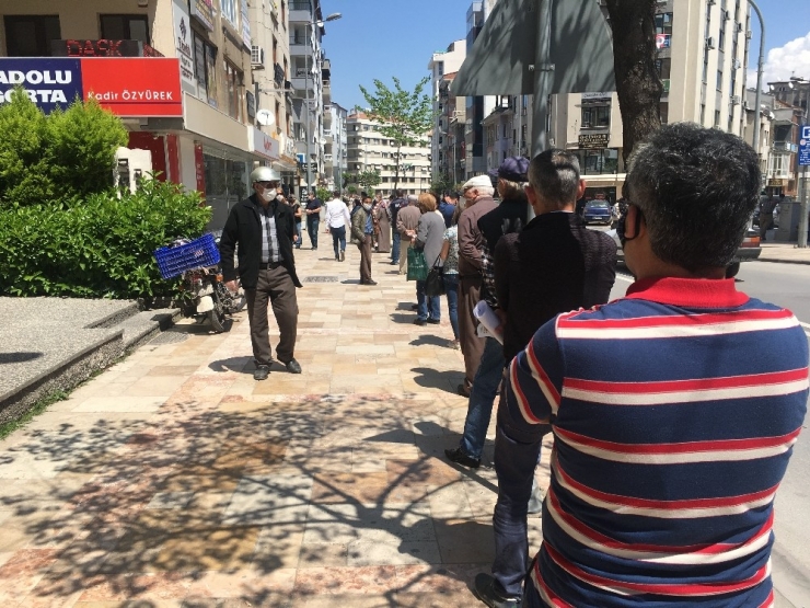 Elektrik Şirketinin ’Fatura’ Mesajı Sosyal Mesafeyi Deldirdi