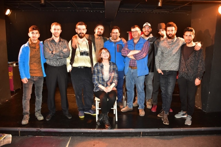 Tiyatroyu Eve Taşıdılar