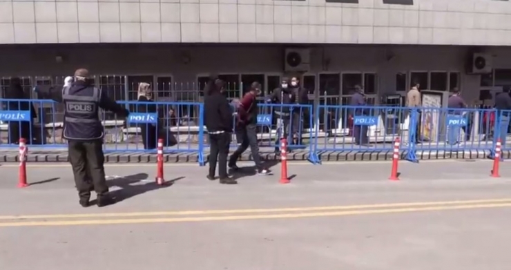 Erzurum’da Banka Ve Market Önlerinde Uzun Kuyruklar Oluştu