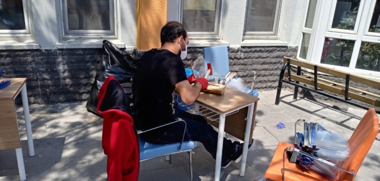 Gençlik Merkezinde Korumalı Siperlik Üretimi Devam Ediyor