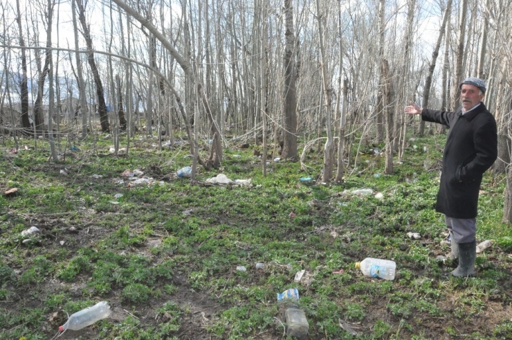 Derenin Taşmasıyla Köyün Tüm Çöpleri Bahçesinde Birikti