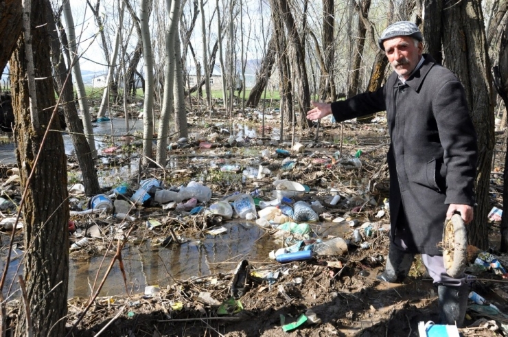 Derenin Taşmasıyla Köyün Tüm Çöpleri Bahçesinde Birikti