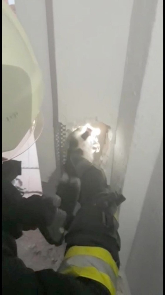 Havalandırma Borusuna Mahsur Kalan Yavru Kedi Duvar Kırılarak Kurtarıldı