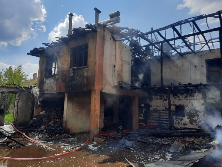 Isparta’da Çıkan Yangında 2 Katlı Ev Tamamen Yandı