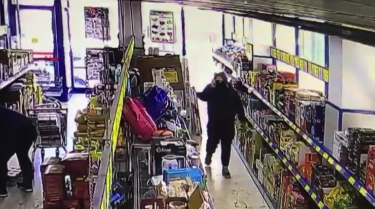 Market Zincirinden Güpegündüz Televizyon Çalınması Kamerada