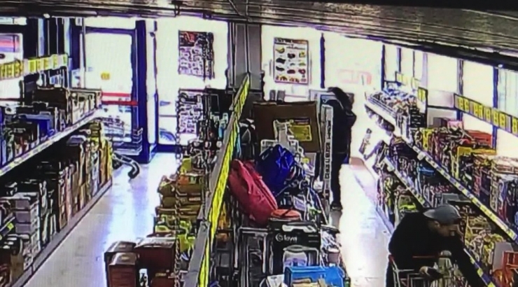 Market Zincirinden Güpegündüz Televizyon Çalınması Kamerada