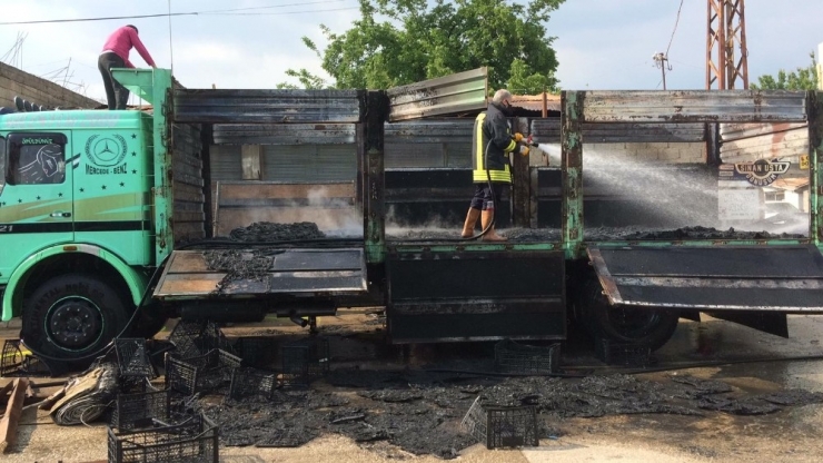 Park Halindeki Kamyon Alev Alev Yandı