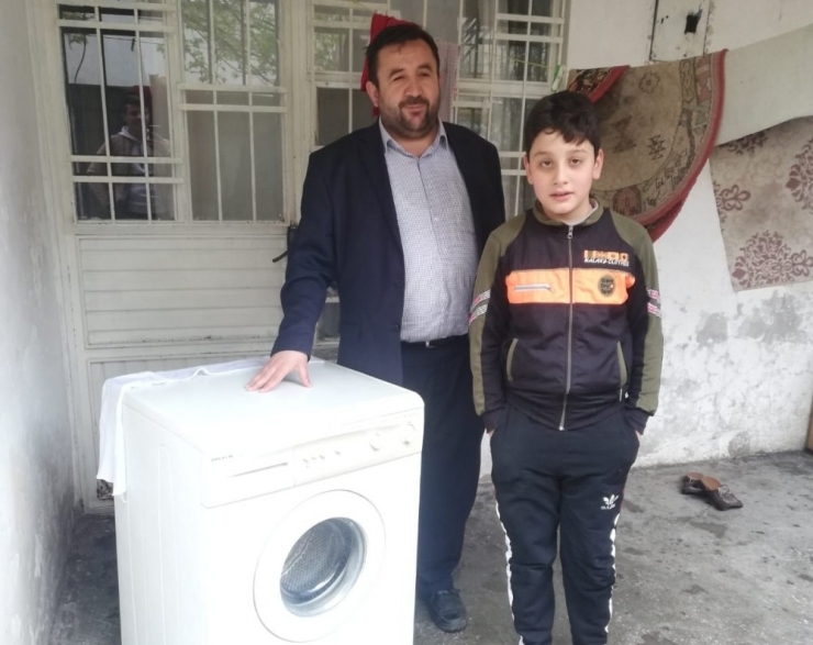 Cami İmamı İhtiyaç Sahiplerinin Yardımına Koşuyor