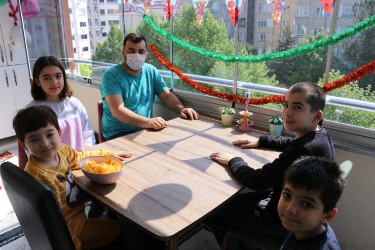 17 Arkadaşı Koronalı Çıkan Dondurmacı Ailesine Kavuştu