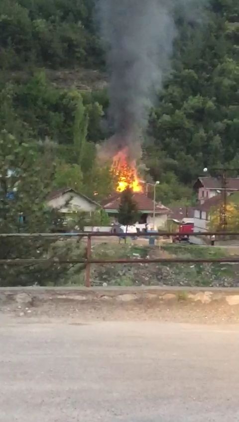 Evi Alevlere Teslim Olan Ev Sahibi Gözyaşlarına Boğuldu