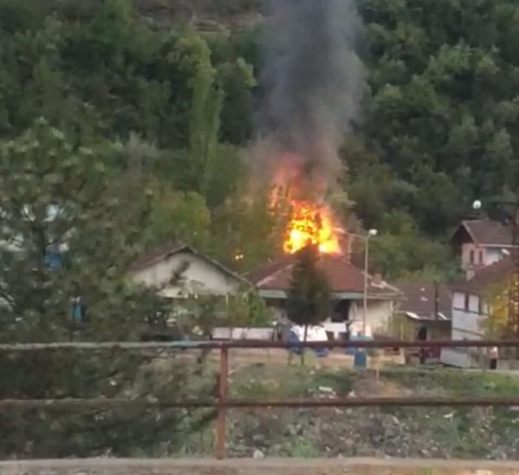 Evi Alevlere Teslim Olan Ev Sahibi Gözyaşlarına Boğuldu