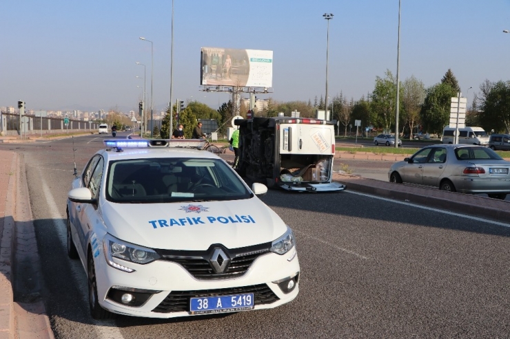 Otomobilin Çarptığı Panelvan Araç Yan Yattı