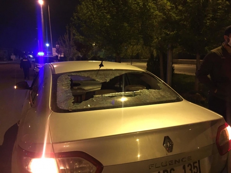 Yorgun Mermi, Trafik Işığında Bekleyen Otomobile İsabet Etti