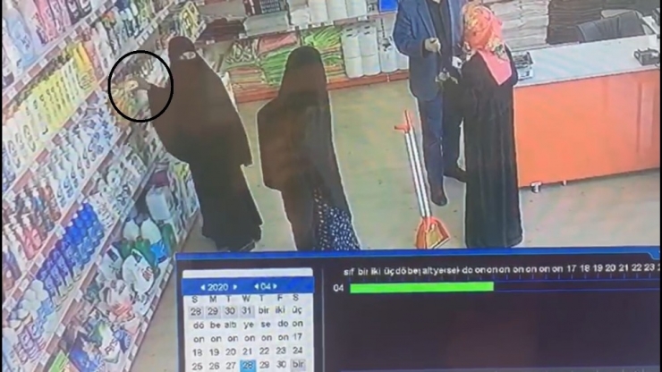 Biri Oyaladı, Biri Görüş Açısını Kapattı, Diğeri Ürünleri Çaldı