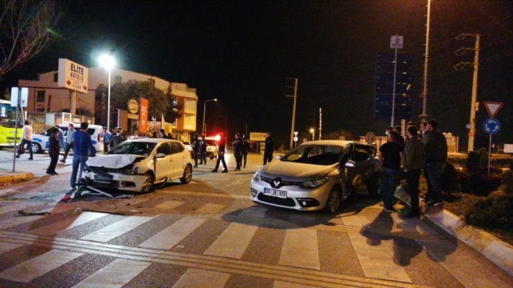 Kocaeli’de 2 Otomobil Çarpıştı: 4 Yaralı