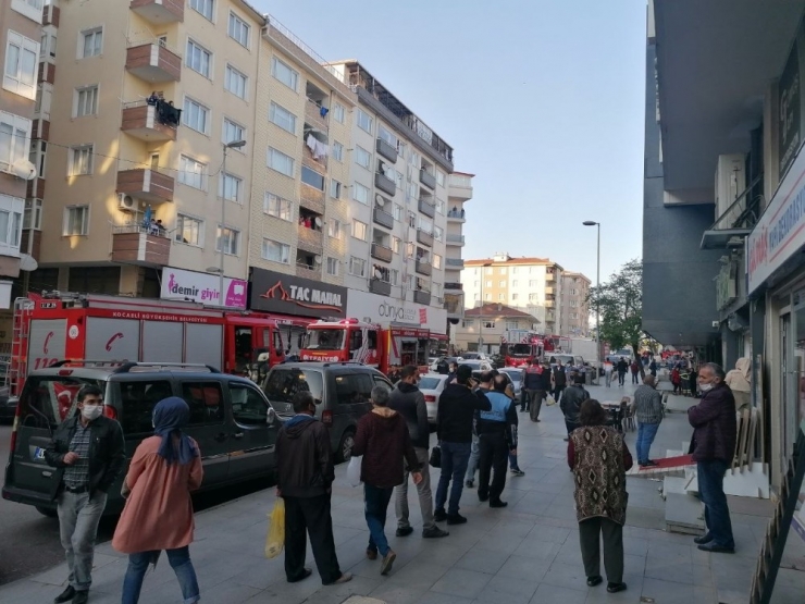 3 Katlı Binada Çıkan Yangın Paniğe Neden Oldu