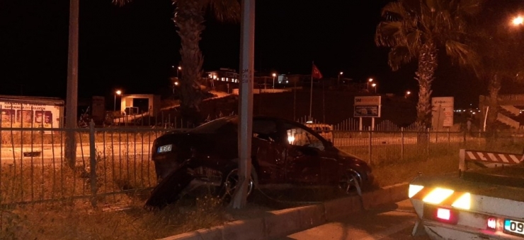 Kontrolden Çıkan Otomobil Direkle Bariyer Arasına Sıkıştı