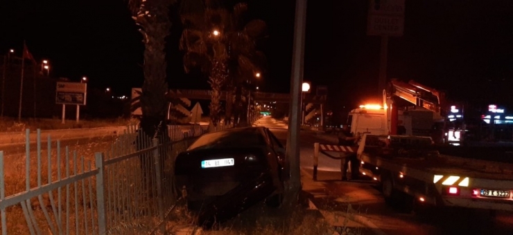 Kontrolden Çıkan Otomobil Direkle Bariyer Arasına Sıkıştı