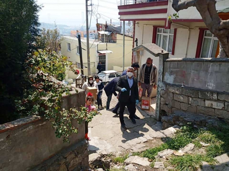 Belediye Başkanı Kapı Kapı Gezerek Yardım Dağıtıyor