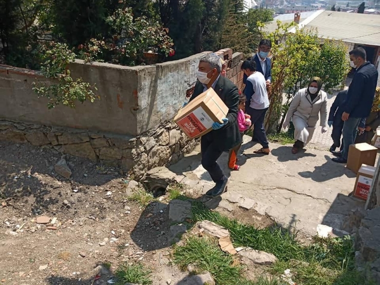 Belediye Başkanı Kapı Kapı Gezerek Yardım Dağıtıyor