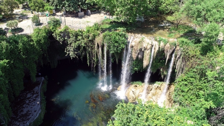 Korona Virüs Sonrası Dünyaca Ünlü Şelale Kendini Yeniledi, Eşsiz Görüntüler Oluştu