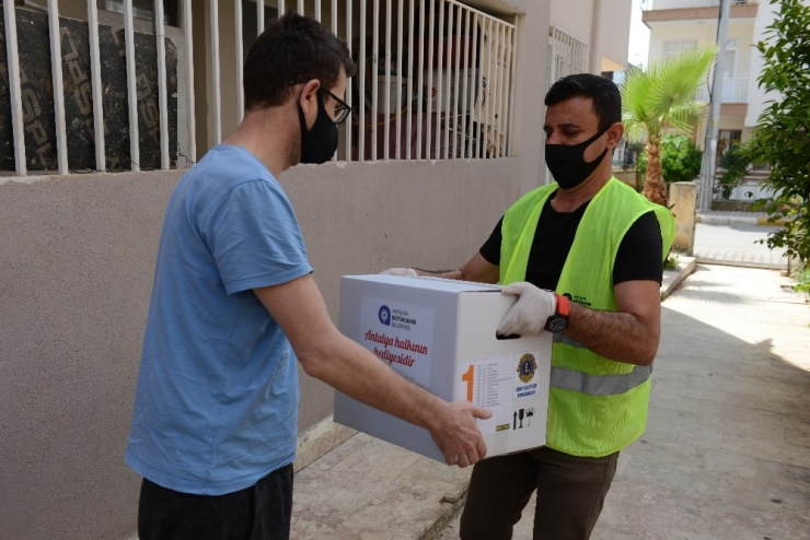 Büyükşehir’in Gıda Kolileri İhtiyaç Sahiplerine Ulaşıyor