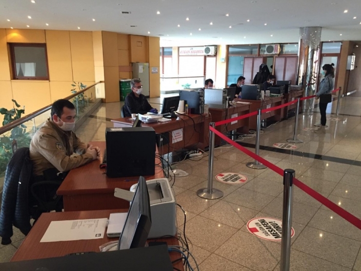 Vatandaşlara Sıkı Önlemler Altında Hizmet Veriliyor