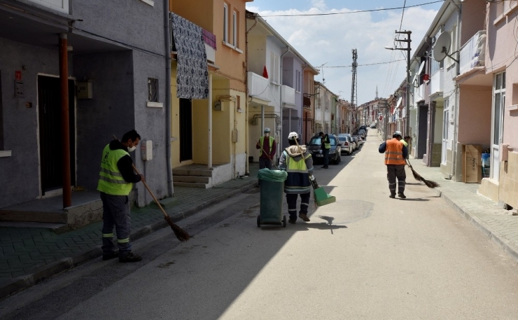 Mahallelerde Temizlik Çalışması Sürüyor