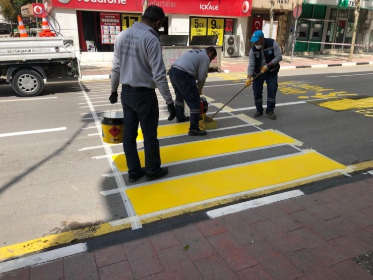Manisa’da Yol Çizgileri Ve Trafik İşaretçileri Yenileniyor