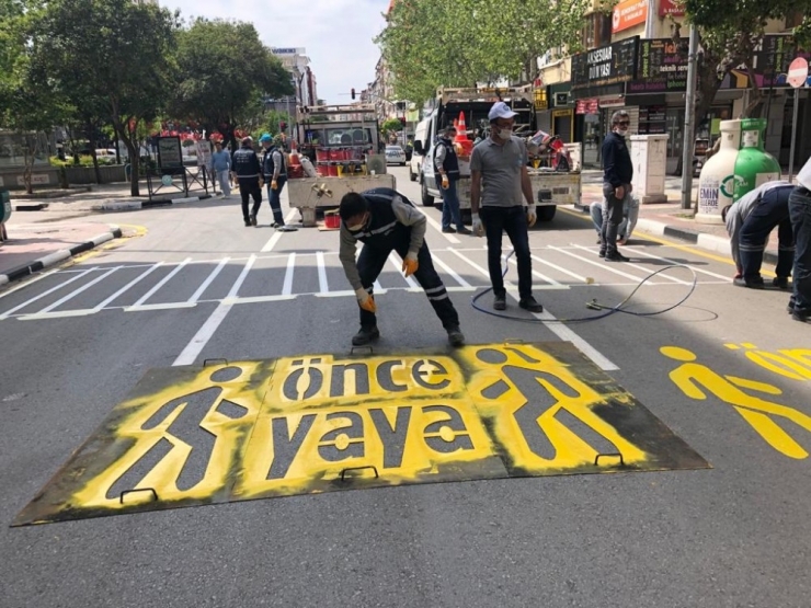 Manisa’da Yol Çizgileri Ve Trafik İşaretçileri Yenileniyor