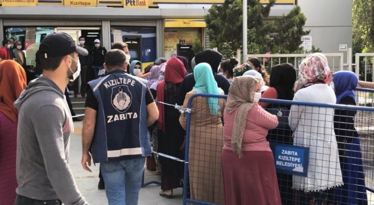 Zabıtanın Uyarısına Rağmen Ptt Önlerinde Sosyal Mesafeye Uyulmuyor